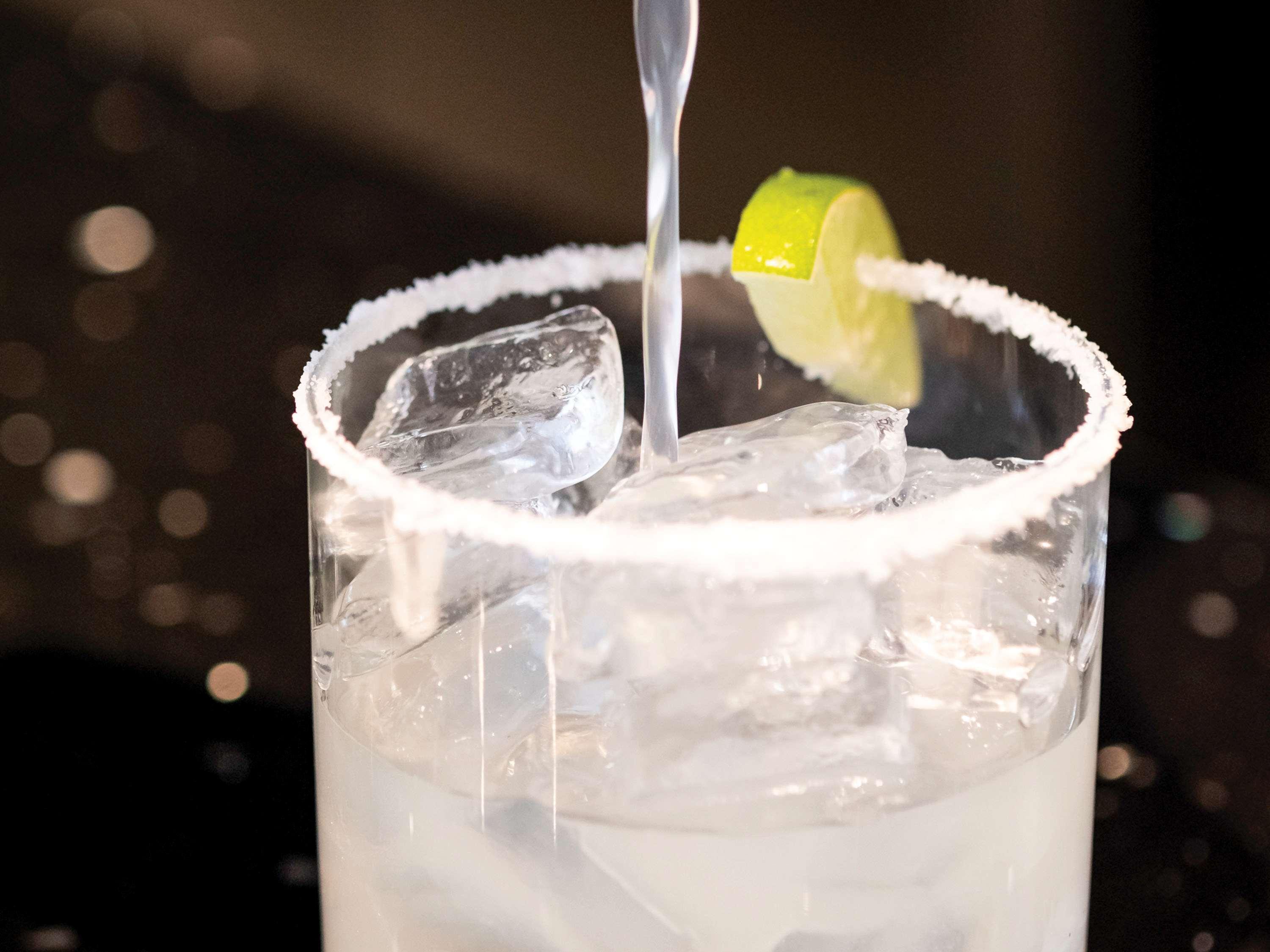 Sofitel Chicago Magnificent Mile Hotel Exterior photo A margarita