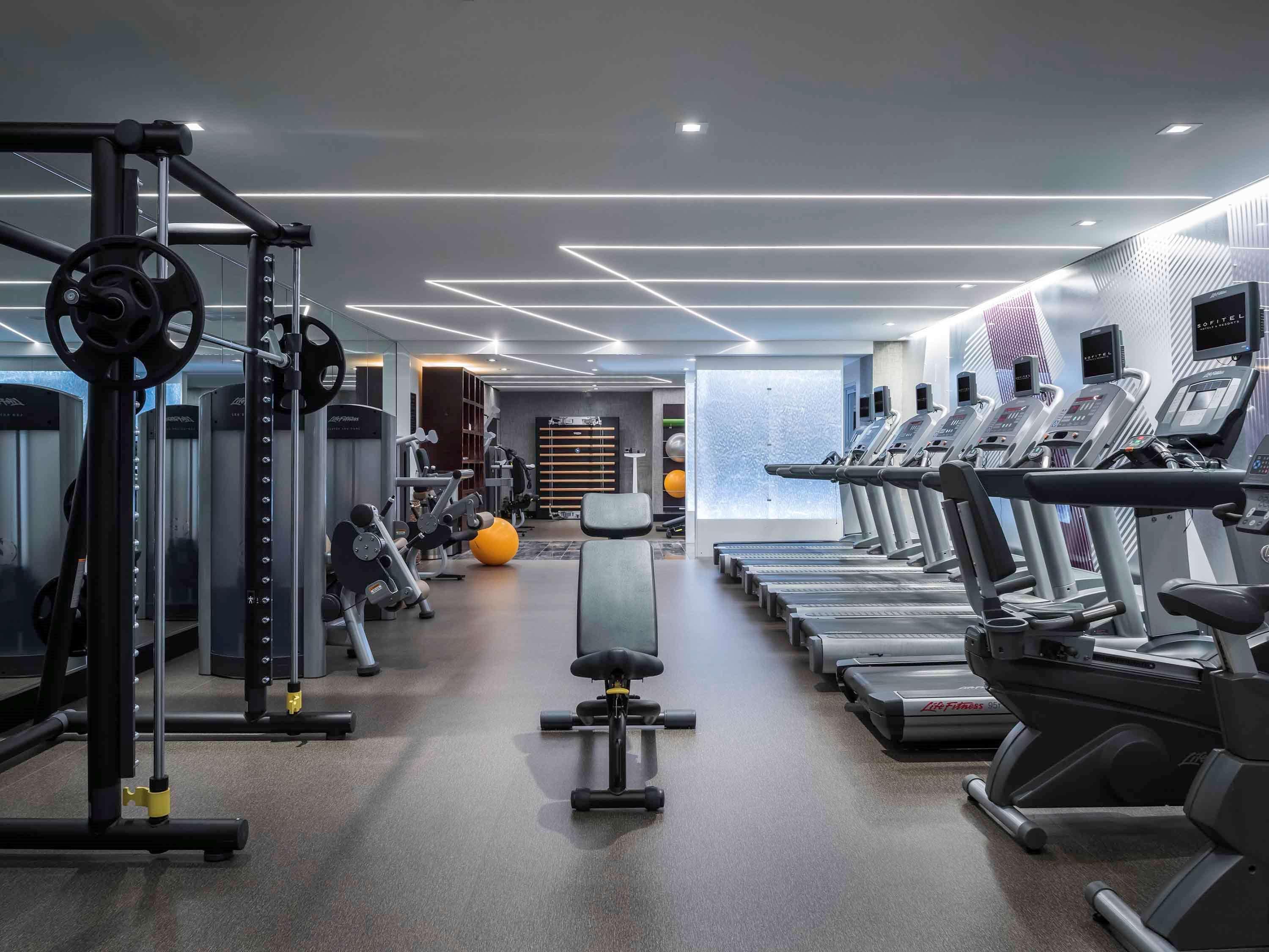 Sofitel Chicago Magnificent Mile Hotel Exterior photo The gym at the hotel