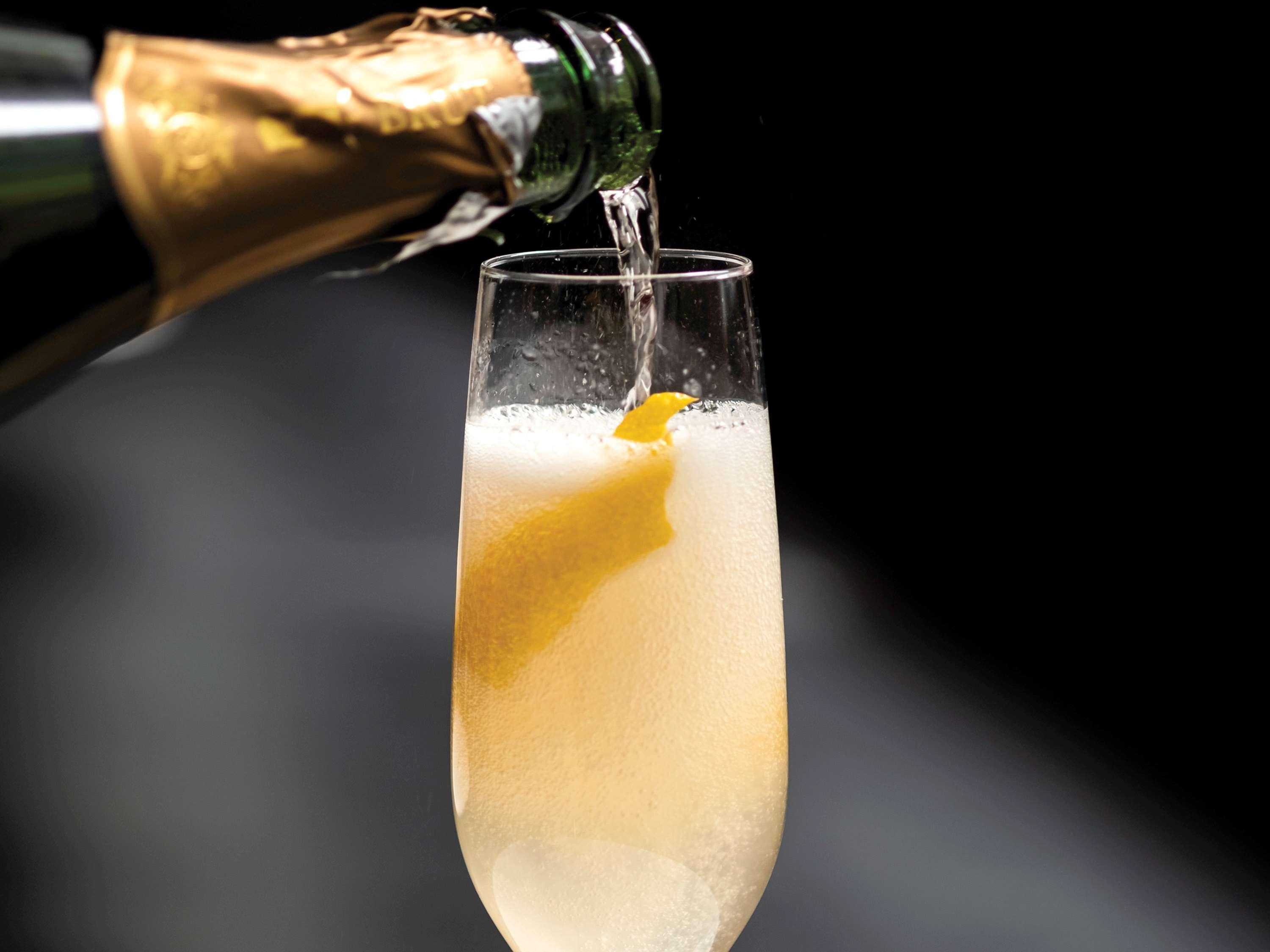 Sofitel Chicago Magnificent Mile Hotel Exterior photo Champagne being poured