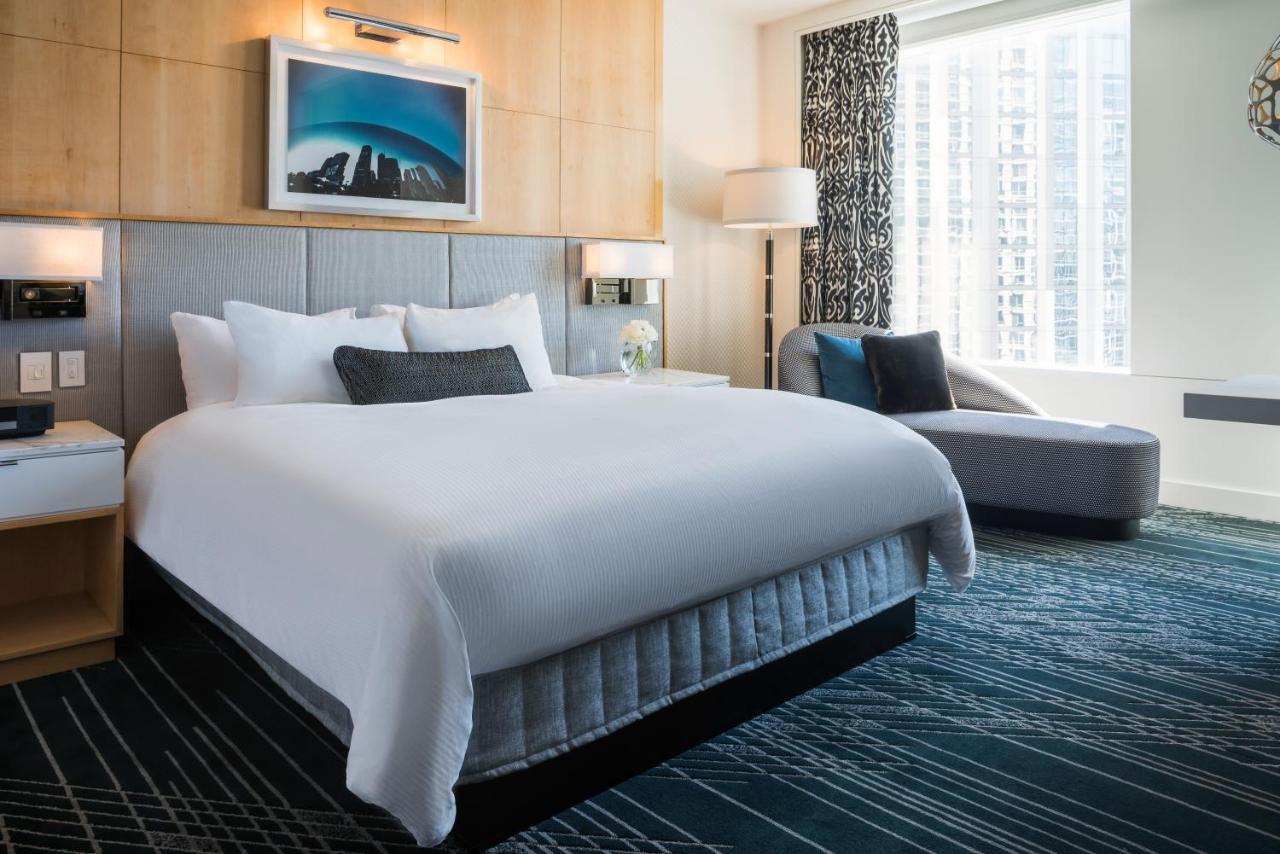 Sofitel Chicago Magnificent Mile Hotel Exterior photo A guest room at the Hilton San Francisco