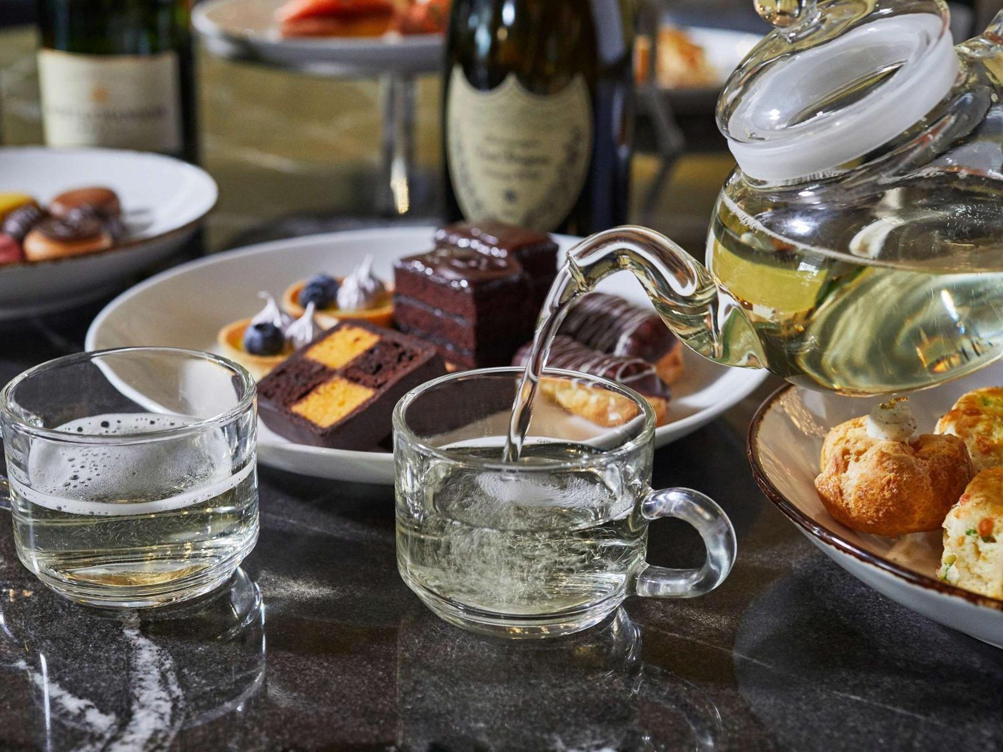 Sofitel Chicago Magnificent Mile Hotel Exterior photo A glass of Champagne being poured