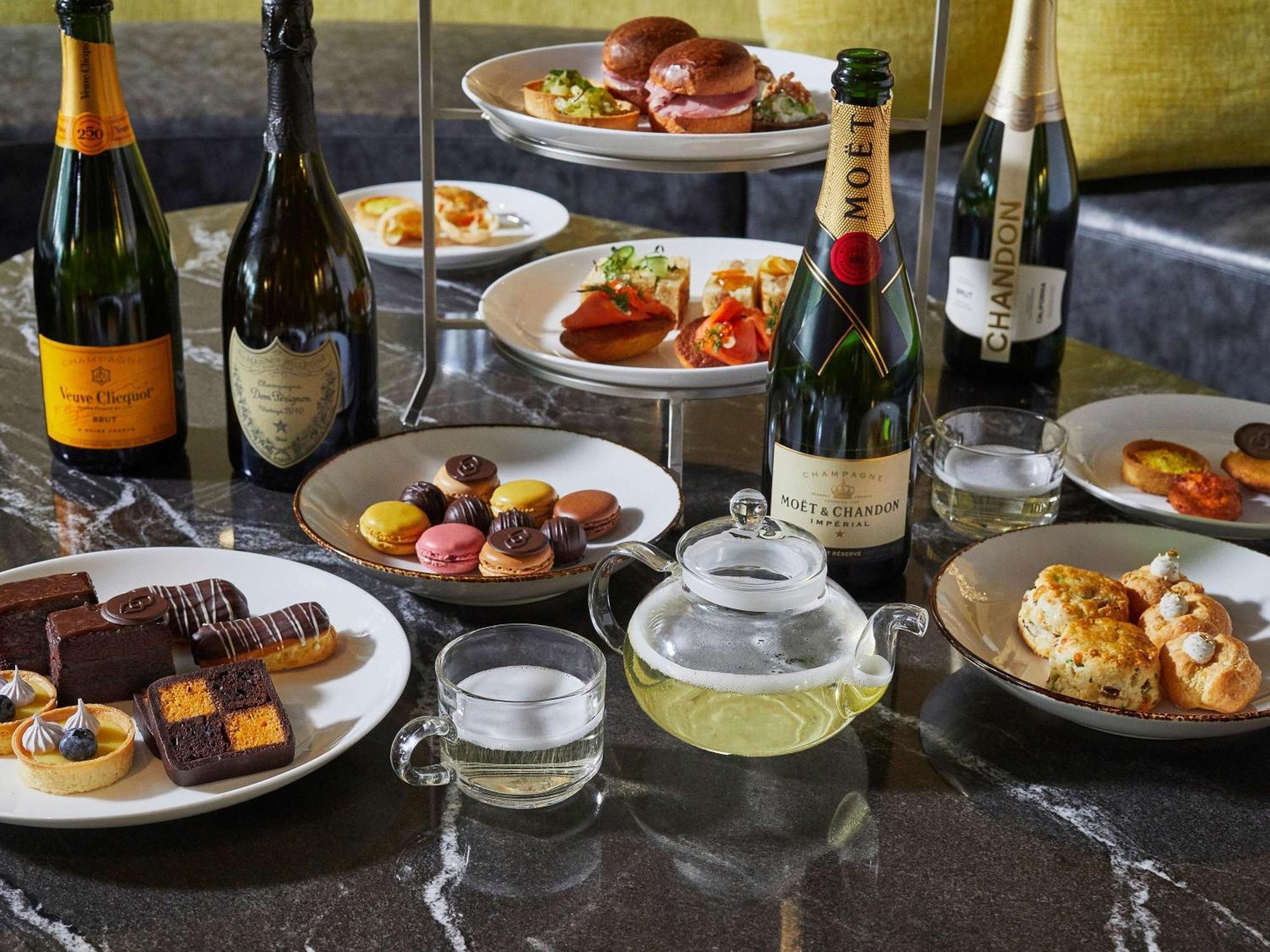 Sofitel Chicago Magnificent Mile Hotel Exterior photo Champagne and French desserts