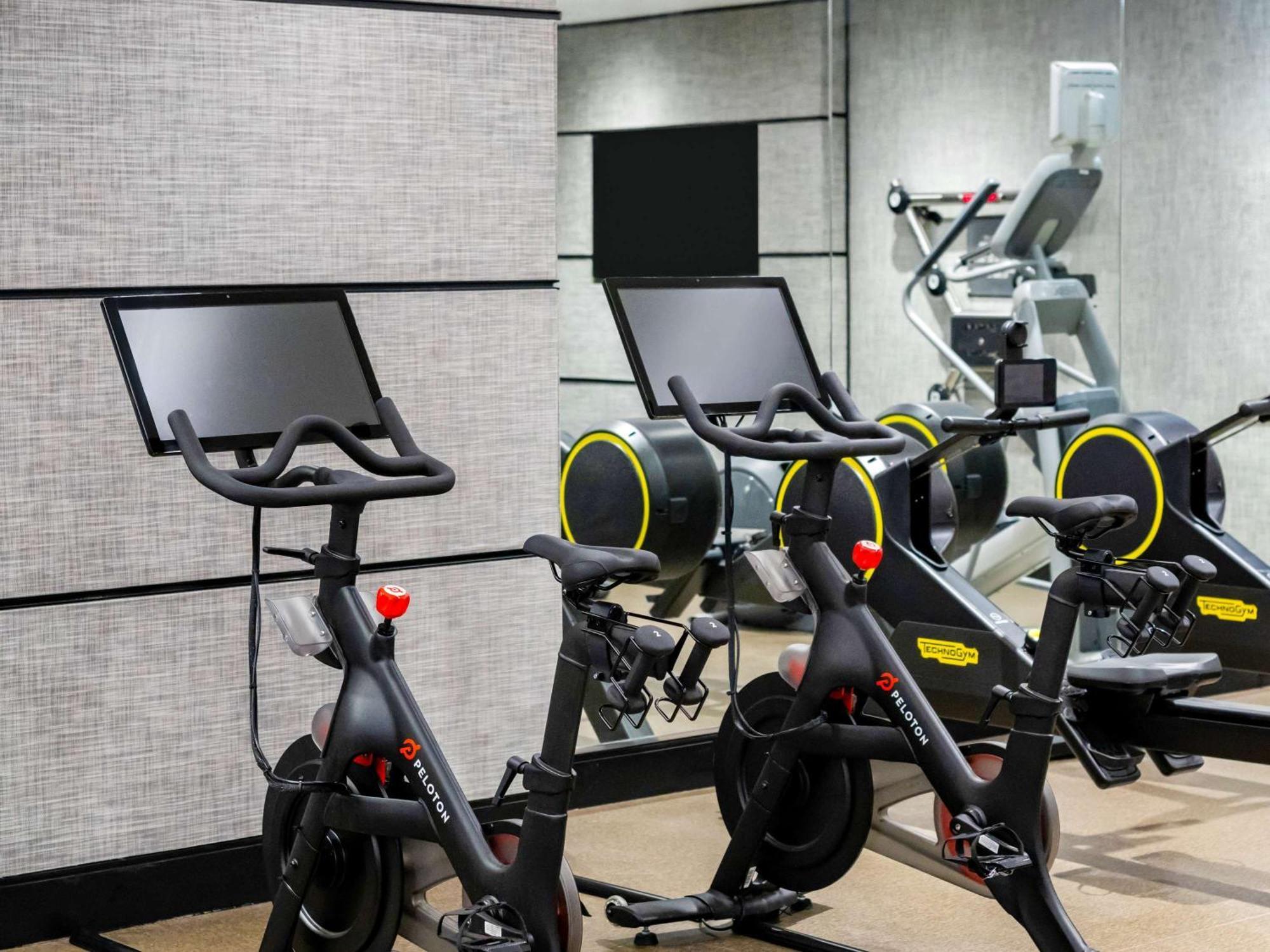 Sofitel Chicago Magnificent Mile Hotel Exterior photo Peloton stationary bicycles